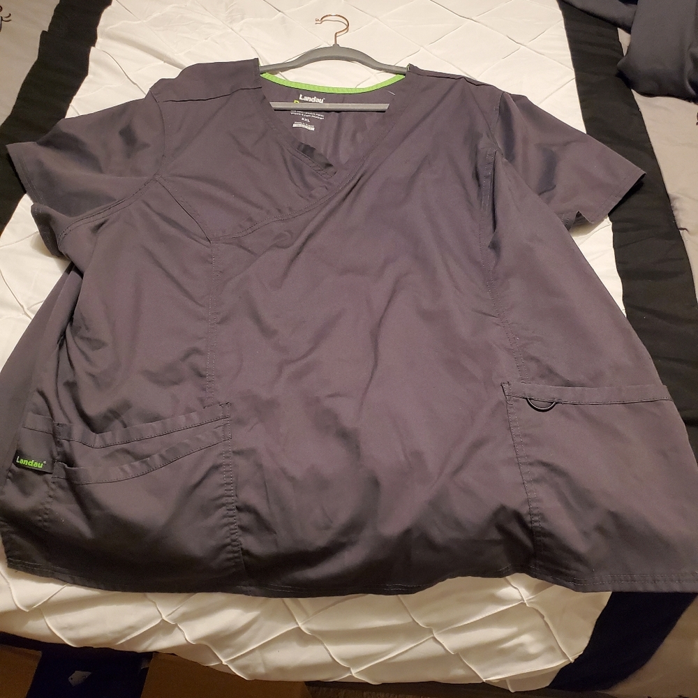 5xl scrub top